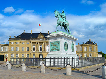 10.Amalienborg-Palace-3.jpg